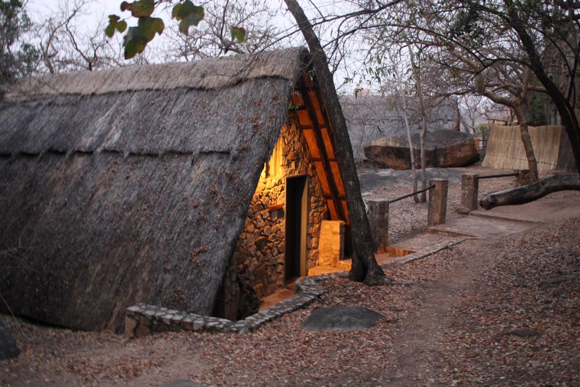 Вилла Big Cave Camp Matopos Экстерьер фото